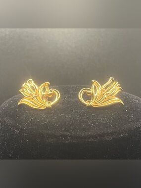 Vintage AVON Earrings Holiday Gold Tone Flowers Lily Stud